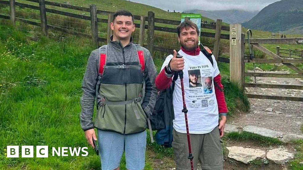 Charity hikers 'really angry' at being booed for dodging queues at Yr Wyddfa summit