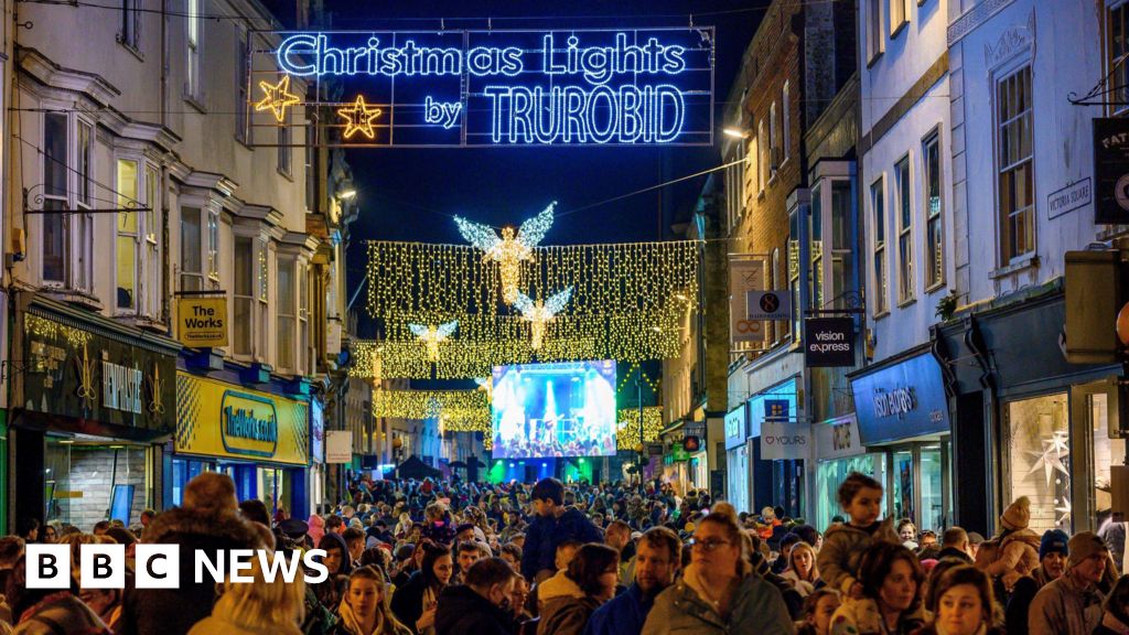 Truro Thousands turn out for Christmas lights switchon BBC News