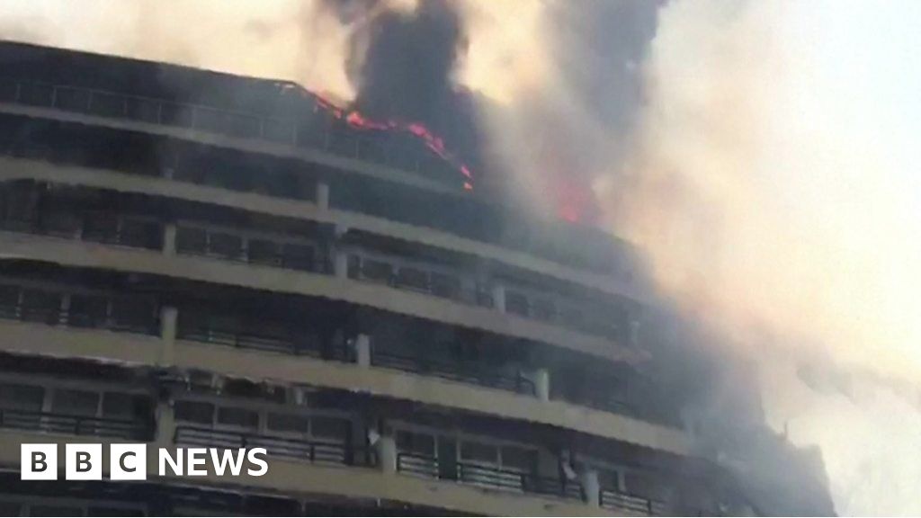 Wildfire spreads to hotel in Turkey
