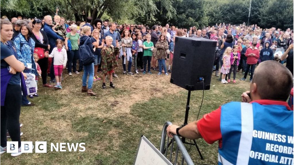 World's biggest 'hide-and-seek' bid starts at Milton Country Park - BBC News