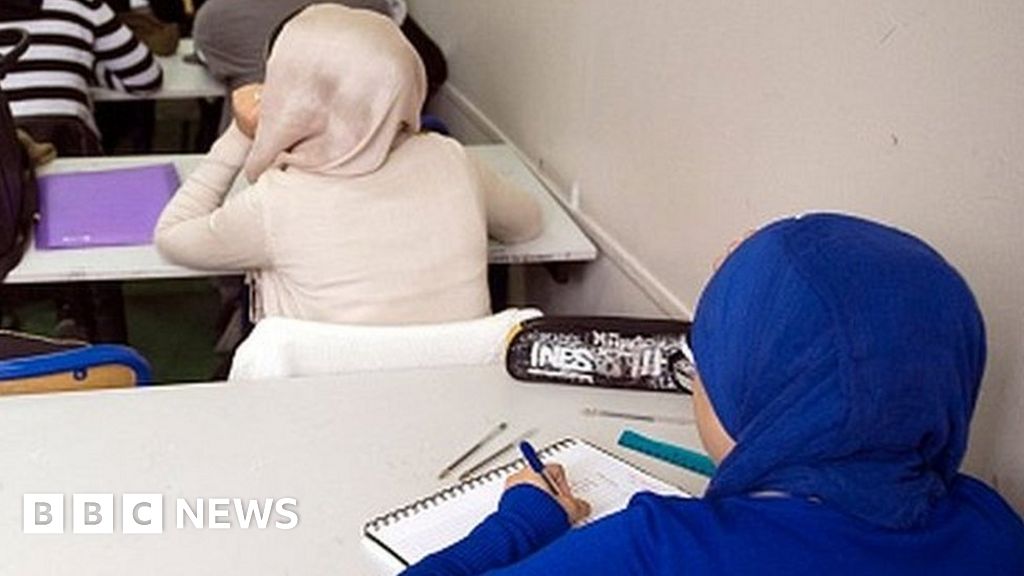 Френските държавни училища отказват десетки момичета, носещи мюсюлманска рокля от абая