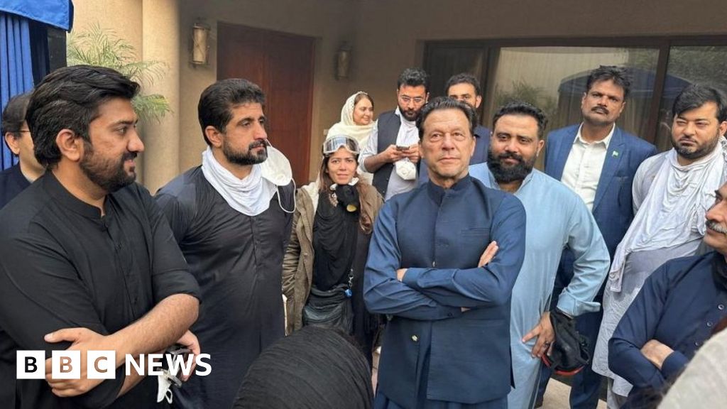 واستقبل عمران خان أنصاره بعد انسحاب الشرطة من محيط منزل رئيس الوزراء السابق
