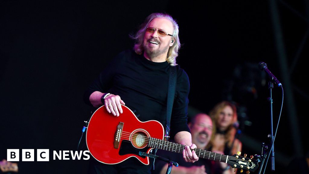 Barry Gibb performs Stayin' Alive at Glastonbury 2017 BBC News(02)