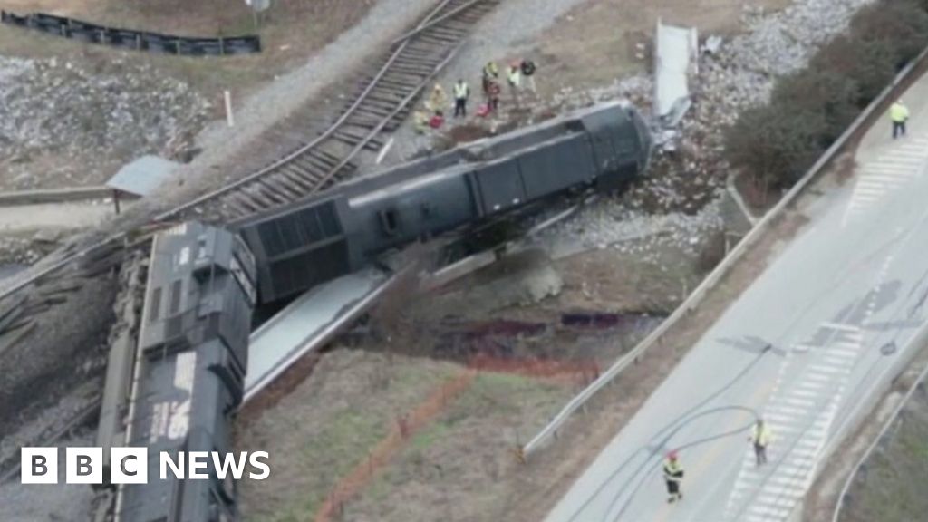Train derailed after smashing into truck in Collegedale, Tennessee