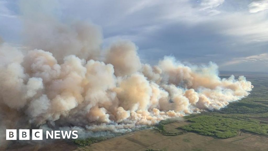 Хиляди бяха помолени да се евакуират заради горски пожари в Британска Колумбия, Канада