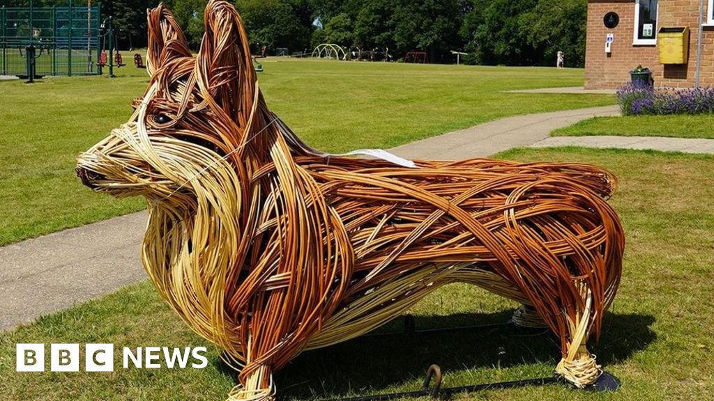 Queen's corgi sculptures make a loss for Norfolk council at auction 