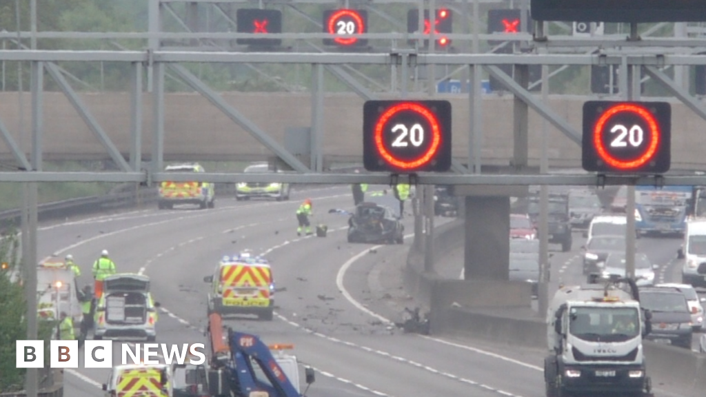 M1 Northbound At Luton Reopens After Multi-vehicle Crash - BBC News