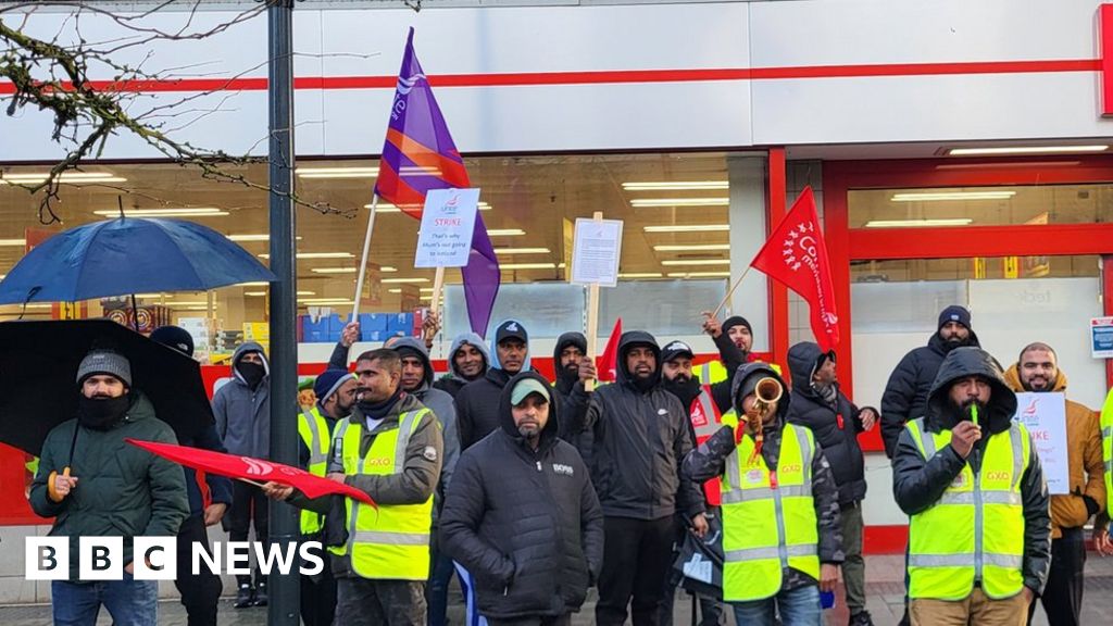 Walkout at Swindon’s Iceland distribution centre over pay