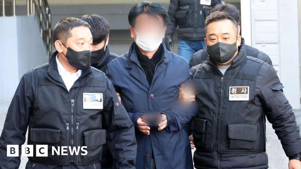 Мъж е обвинен в намушкването с нож на лидера на опозицията в Южна Корея Lee Jae-myung