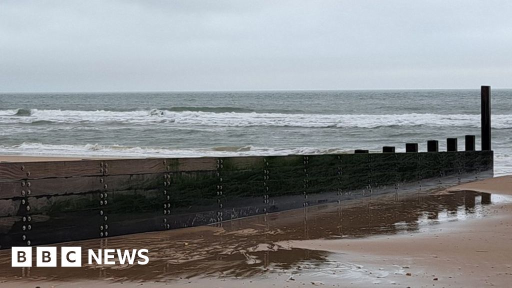 Bournemouth groyne wood repurposed into sea wall protection - BBC News