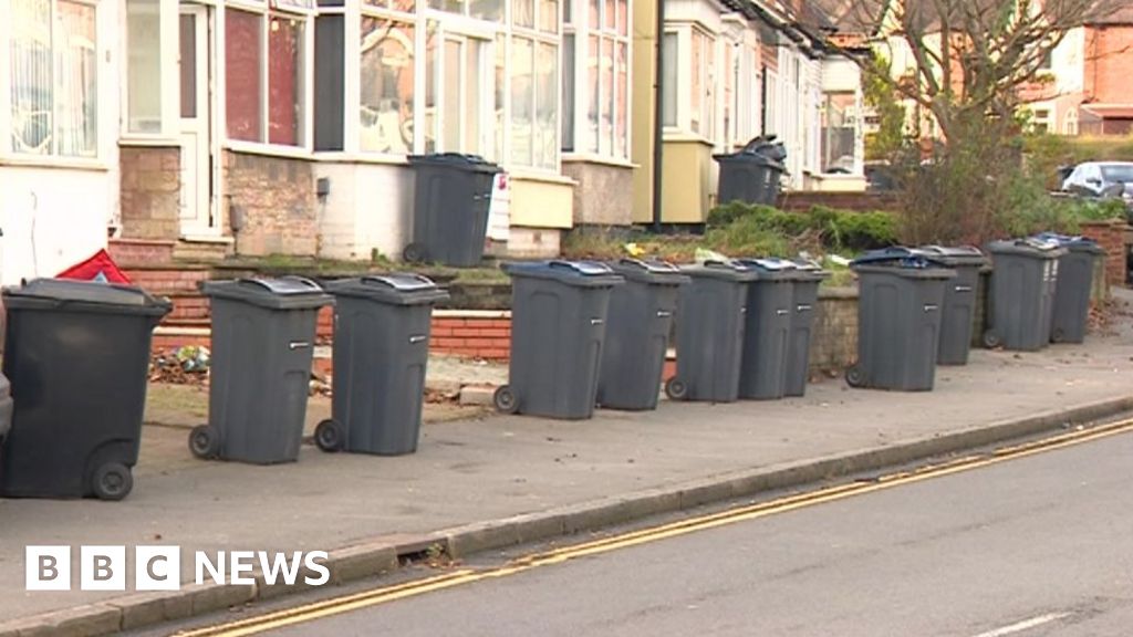 Birmingham bin row Contractors brought in to clear rubbish  BBC News