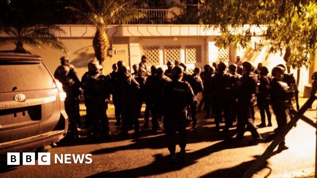 Juan Orlando Hernández: Police surround Honduran ex-leader's home