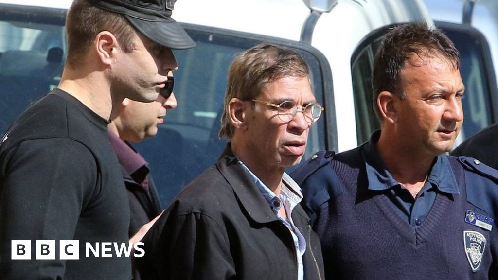 EgyptAir hijack: Egypt requests suspect's extradition - BBC News