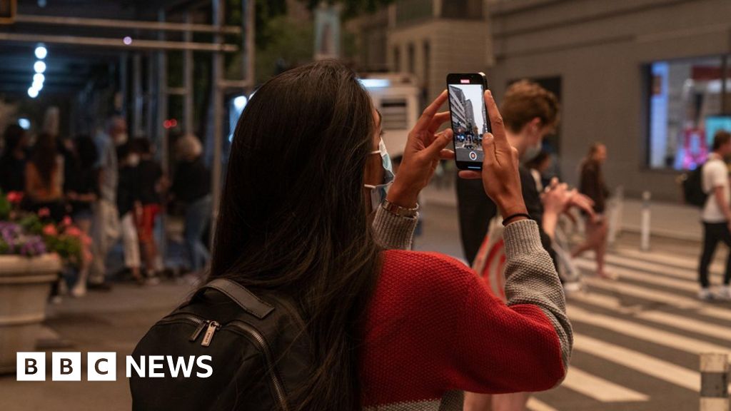 Air quality: Surreal skies grip New Yorkers - in pictures