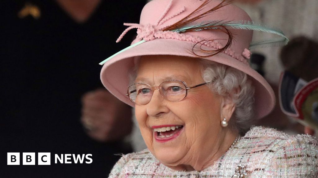 Queen spends 91st birthday at the races