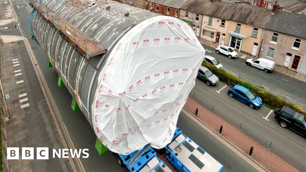 Thousand-tonne nuclear sub part driven through Barrow - BBC News