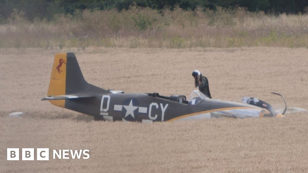 Vintage Mustang In Emergency Landing At Duxford Air Show - BBC News