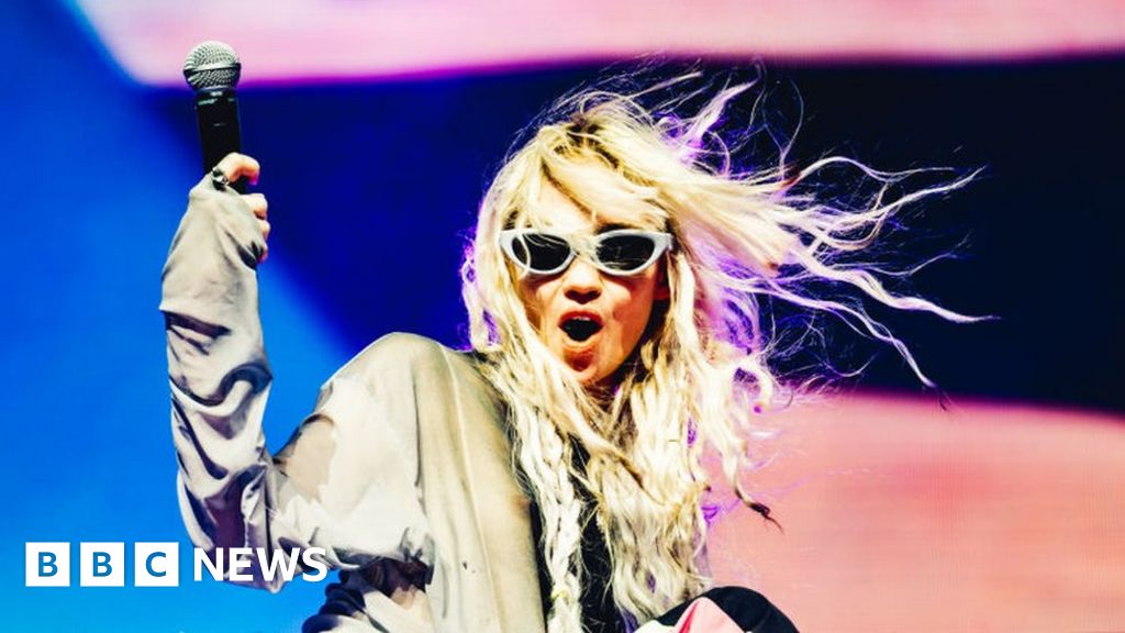 Coachella: Grimes apologises for technical difficu