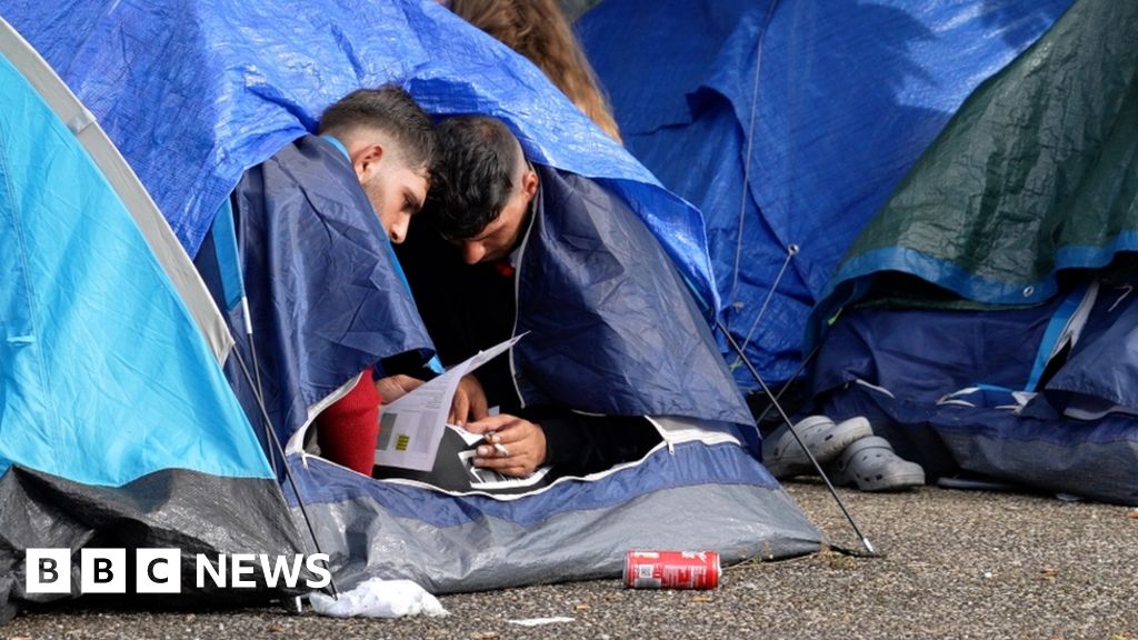 Calais migrants: Smugglers cause fresh problems for police