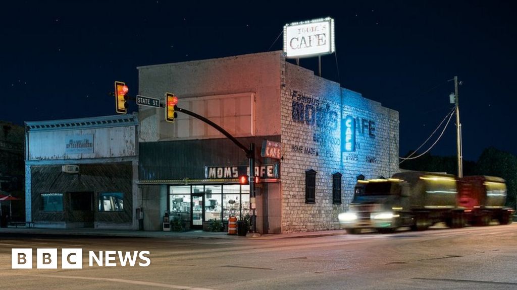 Photographing the "endless diversity" of America by streetlight - BBC News