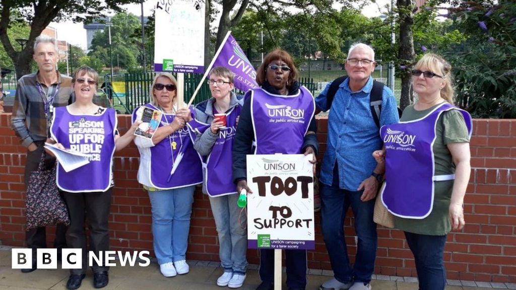 University Of Birmingham Staff Strike On Graduation Day - Bbc News