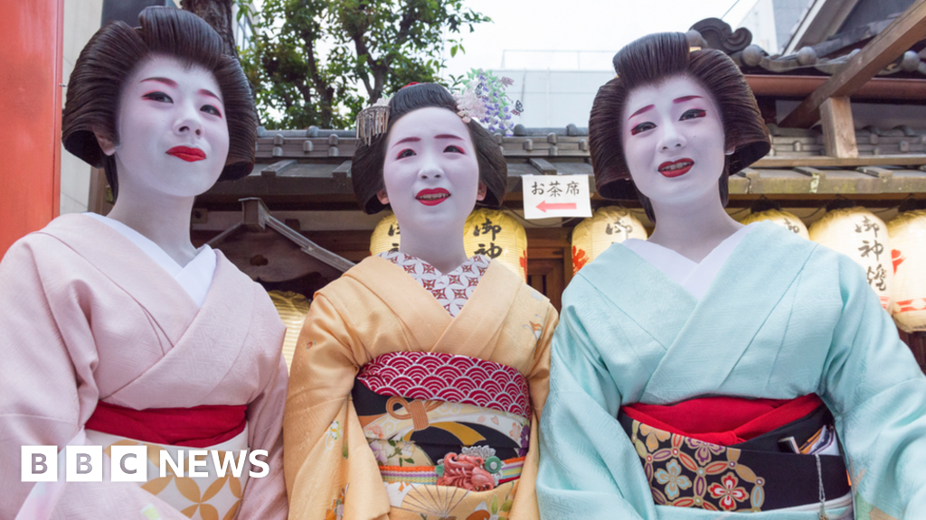 Japanese city tries to improve tourists' manners - BBC News