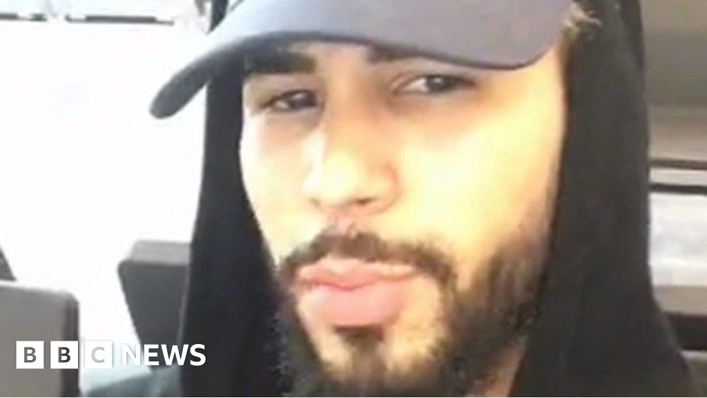Adam Saleh says he was kicked off a Delta Airlines plane BBC News