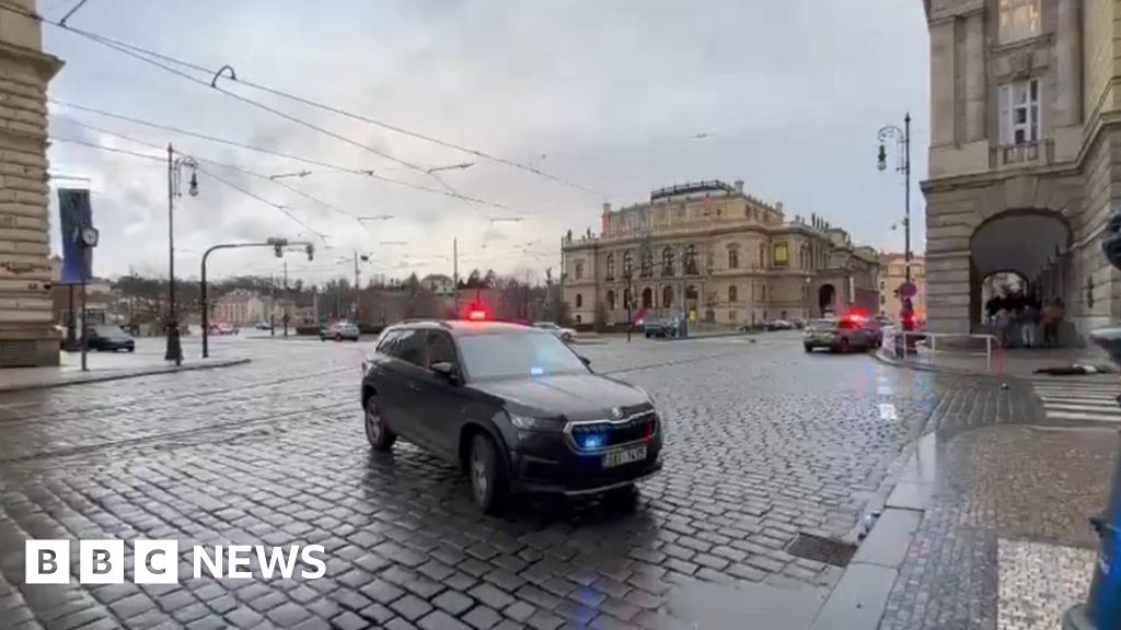 Стрелба в Прага: Убити и ранени хора близо до университета, казват от полицията