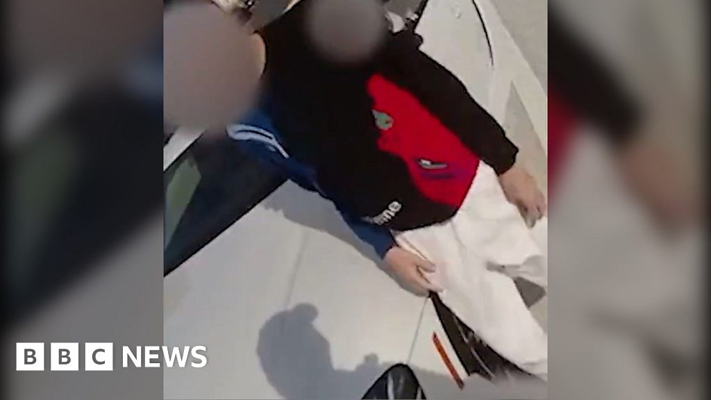 Officer calls parents off Florida teen driving 132mph (212km/h)