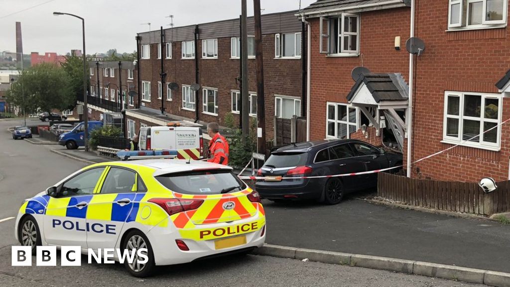 Car mounts pavement and smashes into Dukinfield house