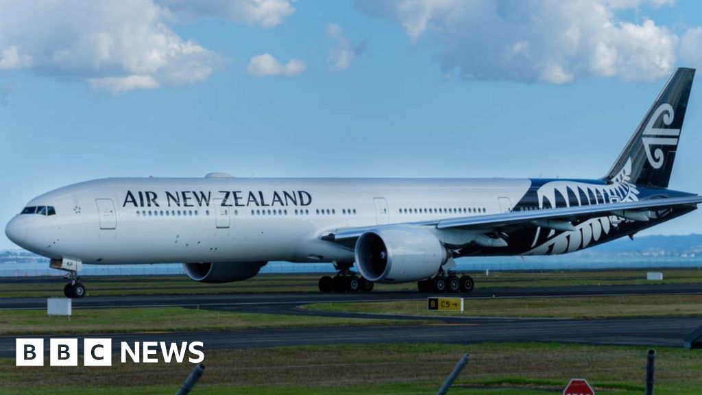 Australia suspends New Zealand travel bubble amid new virus strain