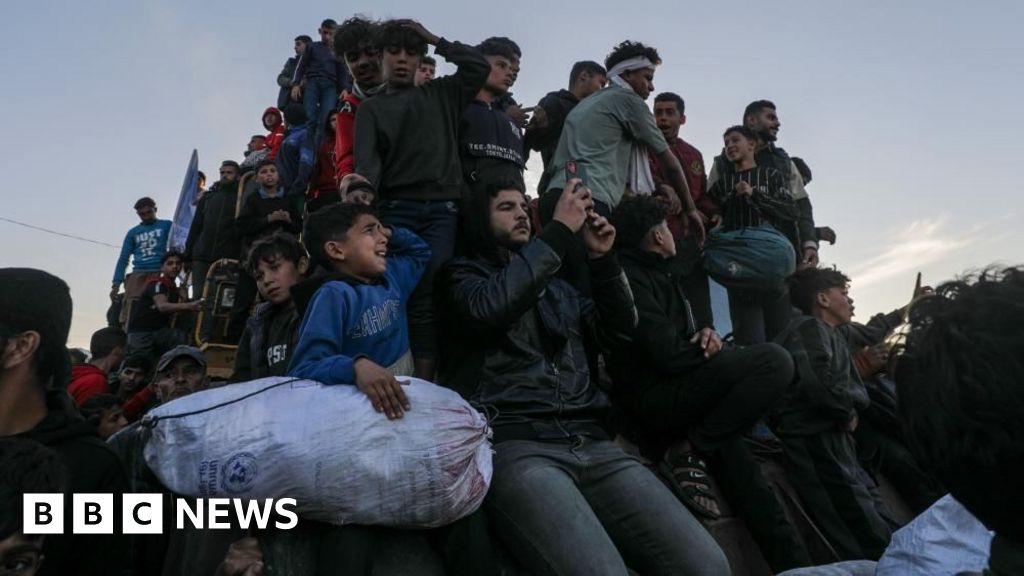 Huge crowds await return to northern Gaza after delays