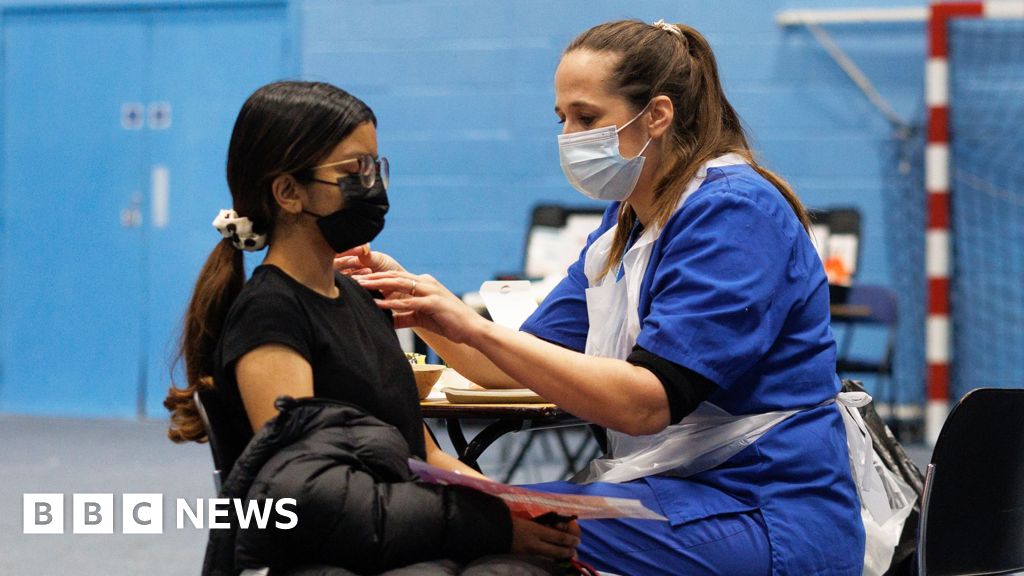 Teenagers from 15 should be given free MenB vaccine, say UK experts