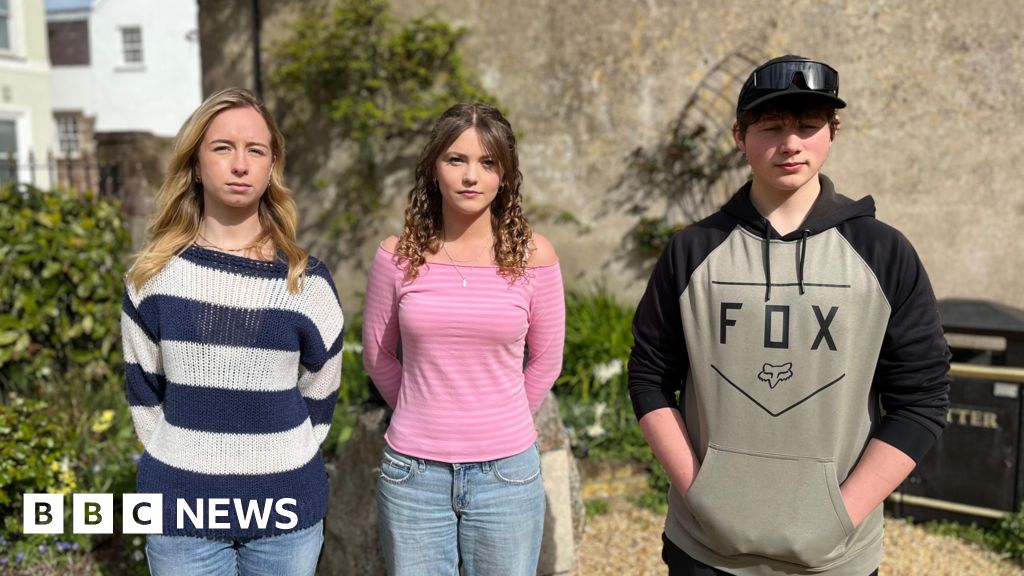 Students 'go on strike' over teacher shortages