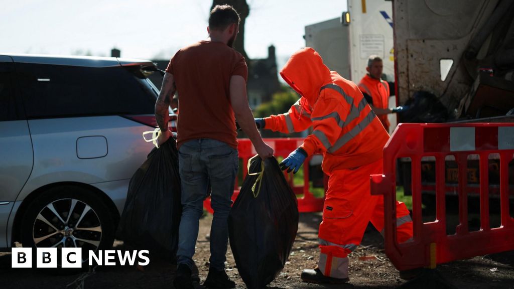 Strikes over Christmas threaten waste collection