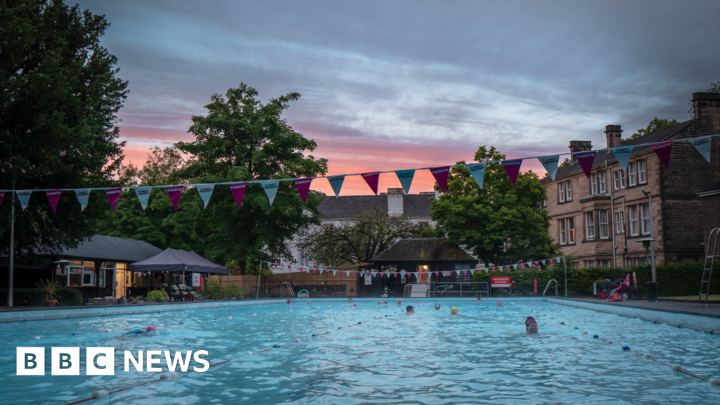 Matlock Bath lido opens in early hours to mark summer solstice - BBC News