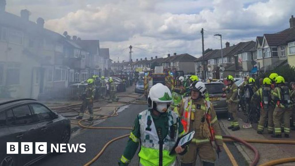 Dagenham: Six terraced houses damaged in fire