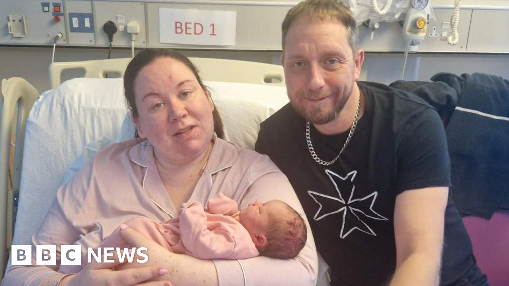 Un Employé de Supermarché Aide des Nouveaux Parents