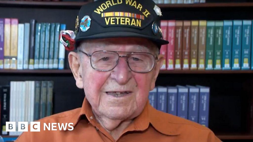 Ветеран от американския флот от Втората световна война пътуващ до