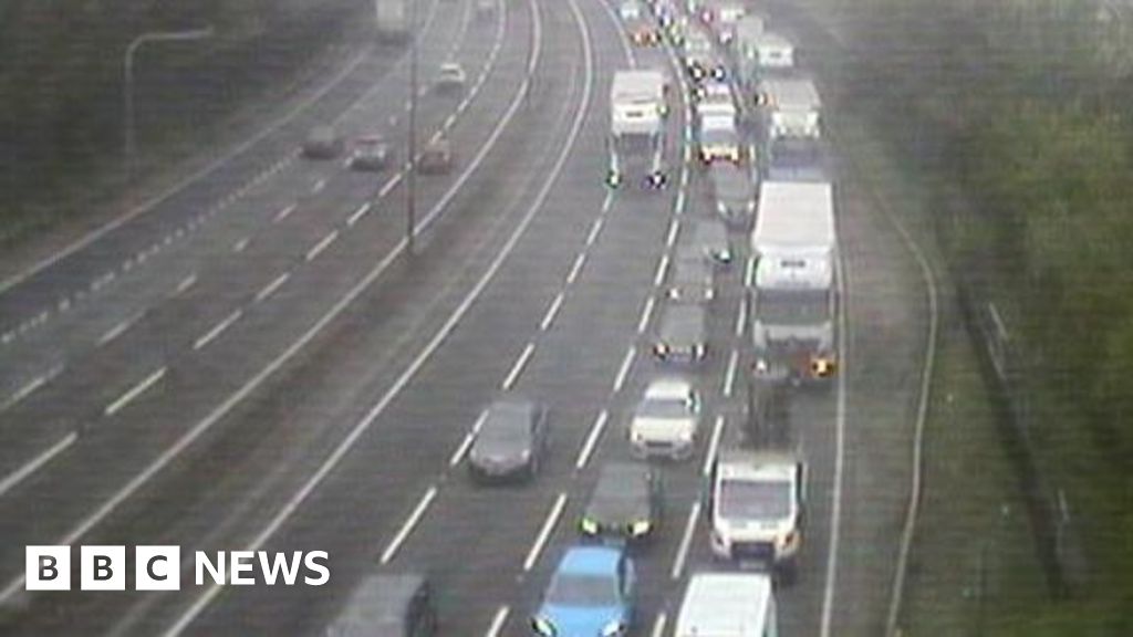Crash shuts M1 near Luton Airport