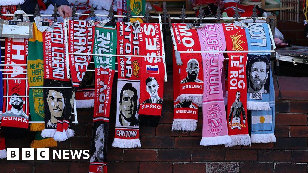 Man who sold Manchester United scarves illegally fined | Manchester News Man who sold Manchester United scarves illegally fined | Manchester News
