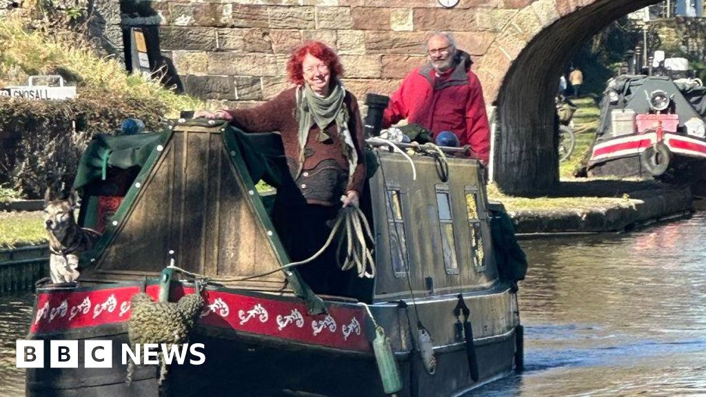 bbc.co.uk - Tanya Gupta - Barge life and the joys of post-industrial canals - BBC News