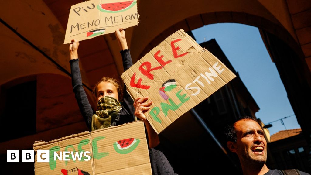 Gaza war: Italians stage strike in support of Palestinians thumbnail