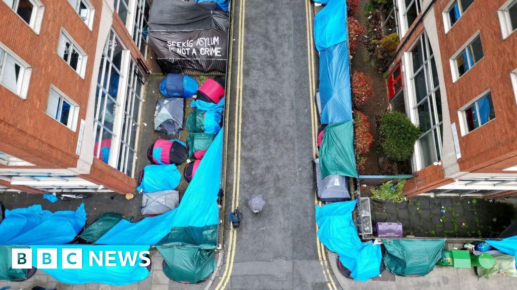 Dublin asylum seekers say new tented accommodation flooded - BBC News