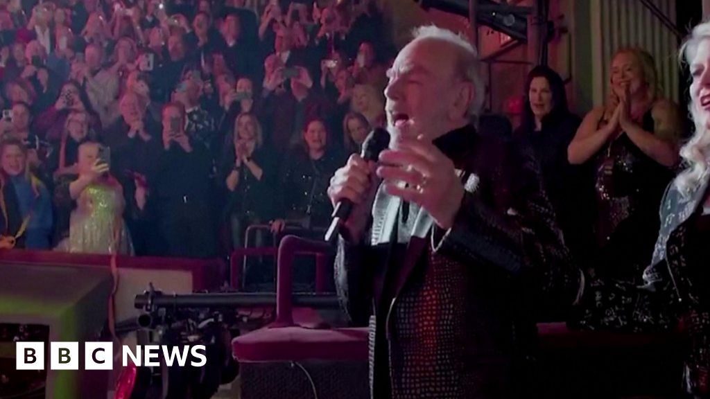 Neil Diamond surprises with ‘Sweet Caroline’ singalong