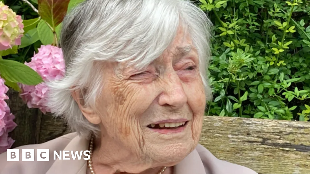 Wiltshire woman, 100, walks laps of Calne care home - BBC News