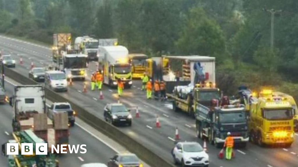 M25: Eleven miles of traffic following “serious” lorry fire