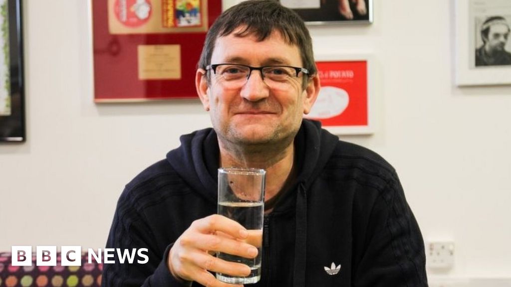 Beautiful South singer Paul Heaton pays for festival drinks