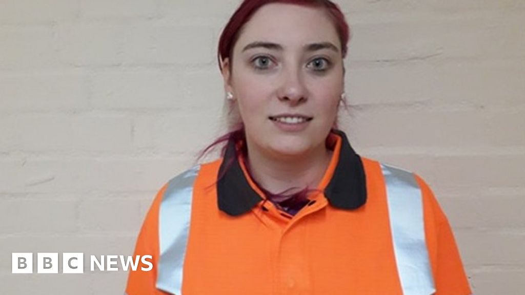 'First woman' to complete street light apprenticeship BBC News