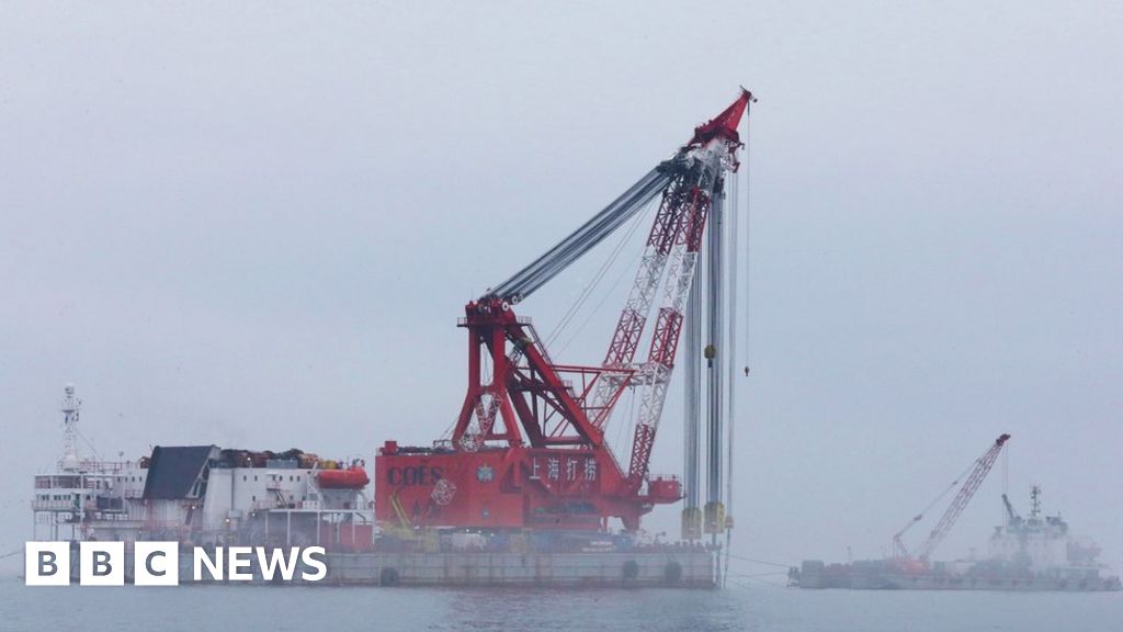 Raising of sunken Sewol ferry under way two years later - BBC News